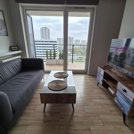 קטוביץ Apartament Wsrod 1000Cy Swiatel - Z Parkingiem W Hali Garazowej- Duzy Balkon Z Lezakami - Piekny Widok Noca Na Panorame Tysiaclecia מראה חיצוני תמונה