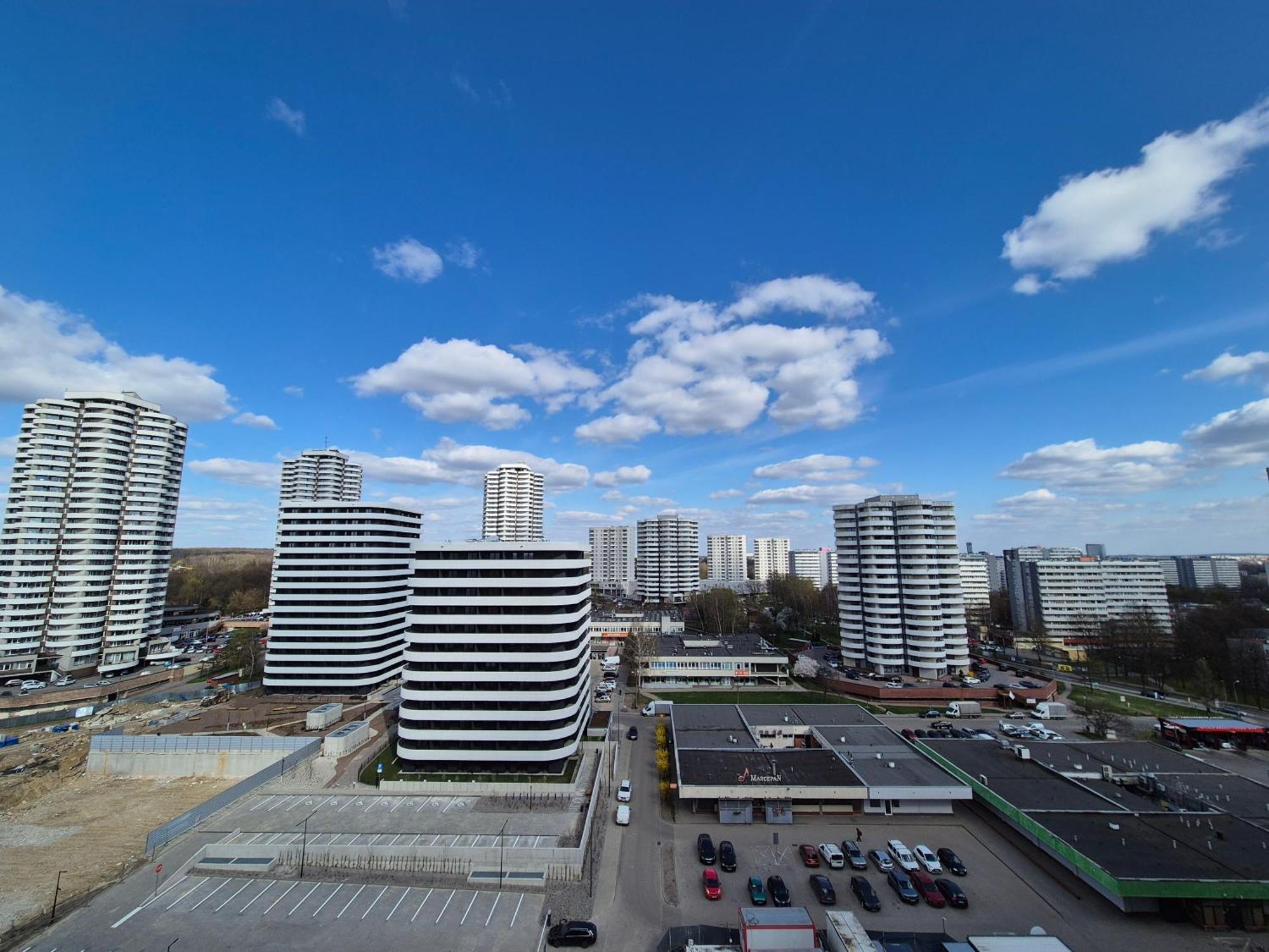 קטוביץ Apartament Wsrod 1000Cy Swiatel - Z Parkingiem W Hali Garazowej- Duzy Balkon Z Lezakami - Piekny Widok Noca Na Panorame Tysiaclecia מראה חיצוני תמונה