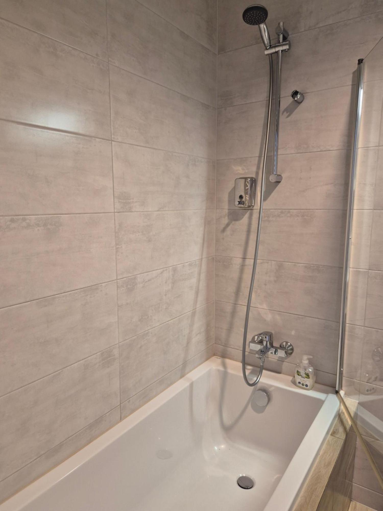 קטוביץ Apartament Wsrod 1000Cy Swiatel - Z Parkingiem W Hali Garazowej- Duzy Balkon Z Lezakami - Piekny Widok Noca Na Panorame Tysiaclecia מראה חיצוני תמונה