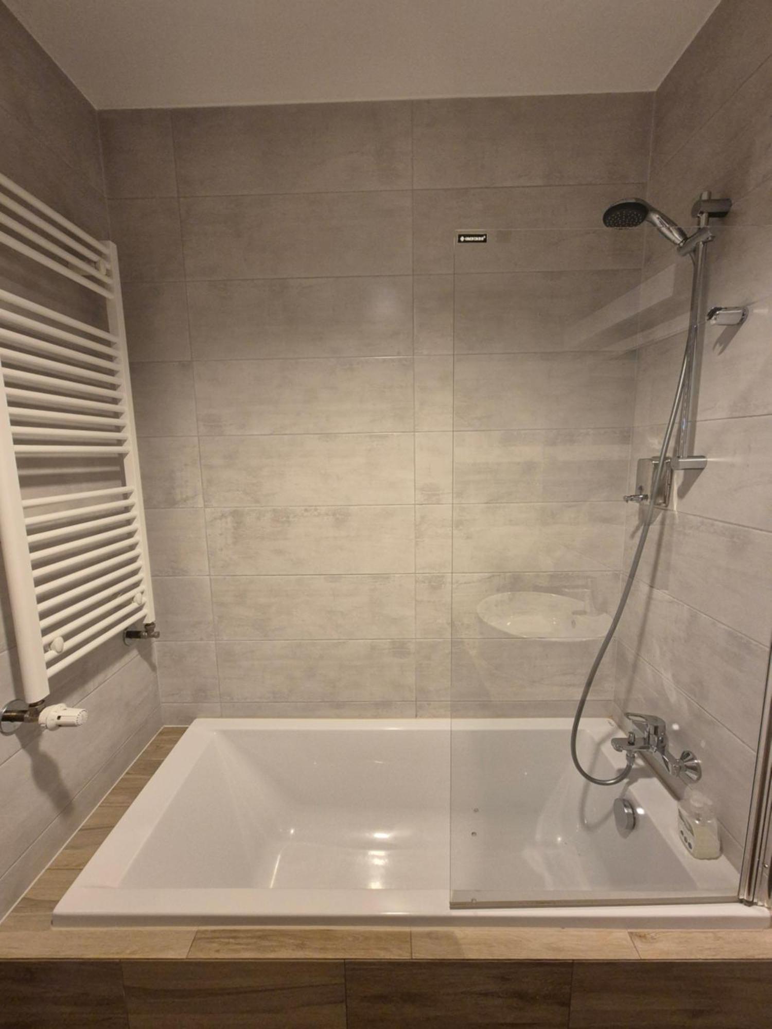 קטוביץ Apartament Wsrod 1000Cy Swiatel - Z Parkingiem W Hali Garazowej- Duzy Balkon Z Lezakami - Piekny Widok Noca Na Panorame Tysiaclecia מראה חיצוני תמונה
